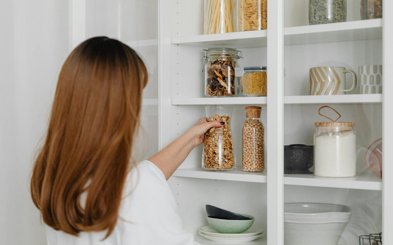 The Complete Guide to Decluttering Your Kitchen Cabinets Without Throwing Away Things You Actually Need