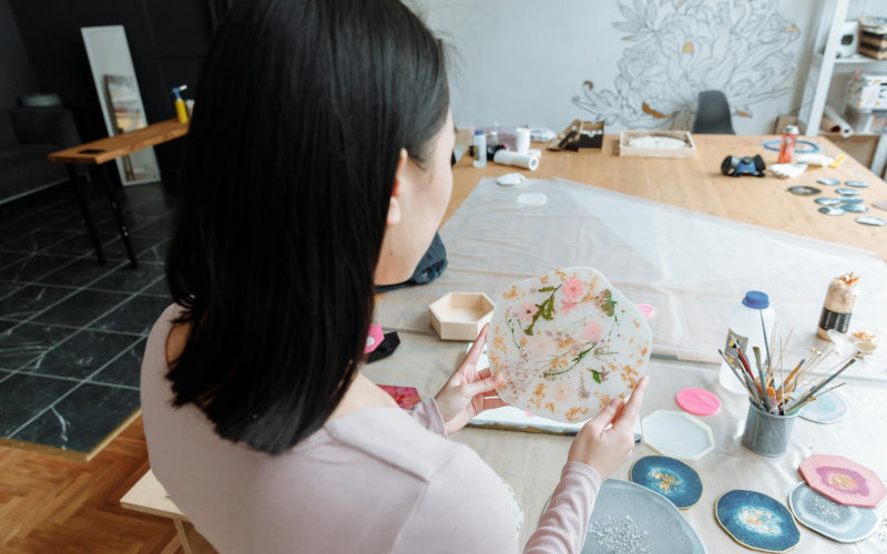 The Complete Guide to Resin Casting for Beginners Including Molds, Ratios, and Avoiding Bubbles
