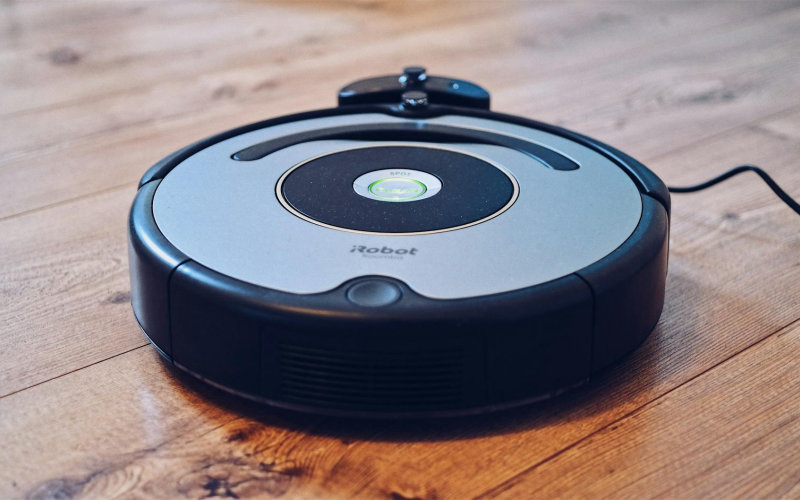 The Honest Comparison Between Robotic Vacuums and Traditional Vacuums for Homes With Pets and Carpet